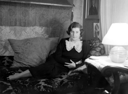 De Poolse sopraan Ewa Bandrowska-Turska liggend op een divan, Bestanddeelnr 190-1233 photo