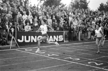 De Poolse Irena Kirszenstejn gaat door finish, tweede Truus Hennipman-Cruiming, Bestanddeelnr 921-6071