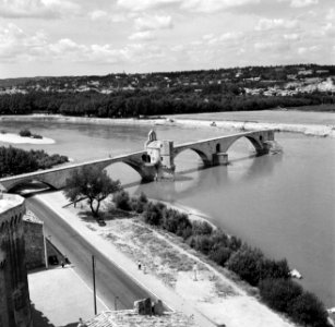De Pont Saint Bénézet (Le Pont dAvignon) over de Rhône, met op een van de pijle, Bestanddeelnr 254-0234