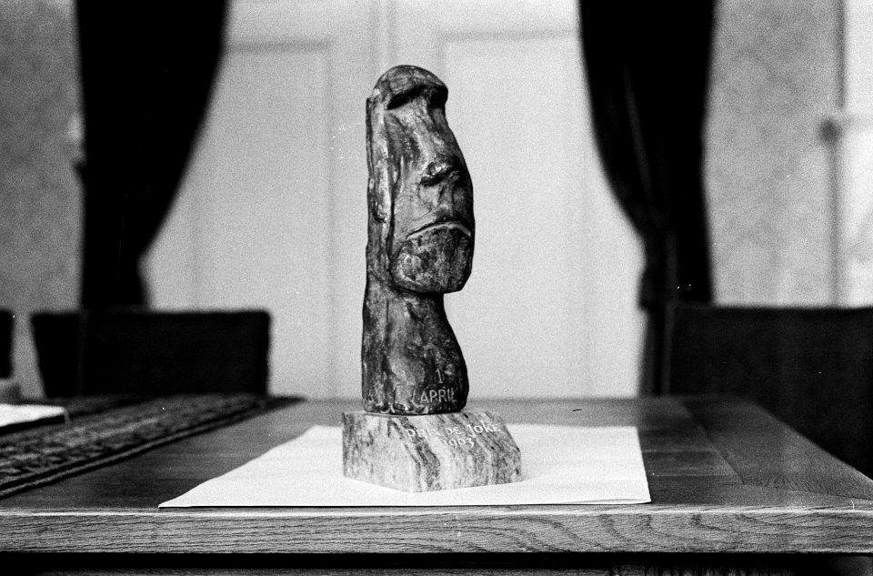 De Prix de Joke een schepping van de steenhouwer Edo van Tetterode, Bestanddeelnr 914-9928