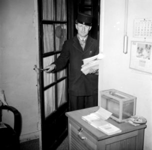 De postbode heeft een stapel post voor de conciërge, Bestanddeelnr 252-9304