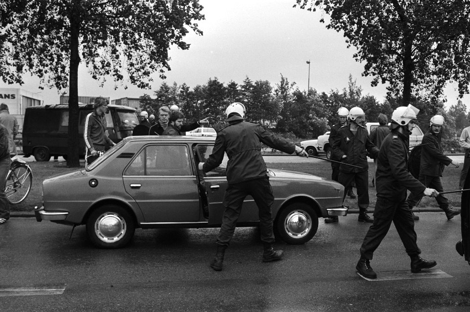 De politie controleert een auto, Bestanddeelnr 930-4502