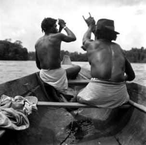 De roeiers Cayenne (links) en Valisie in een korjaal op de Surinamerivier, Bestanddeelnr 252-5936