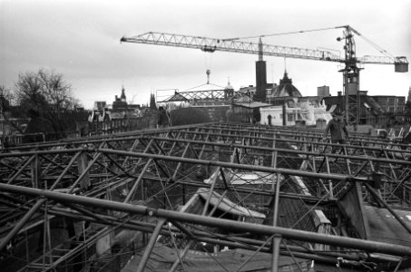 De overkapping met een hijskraan op de achtergrond, Bestanddeelnr 926-8742