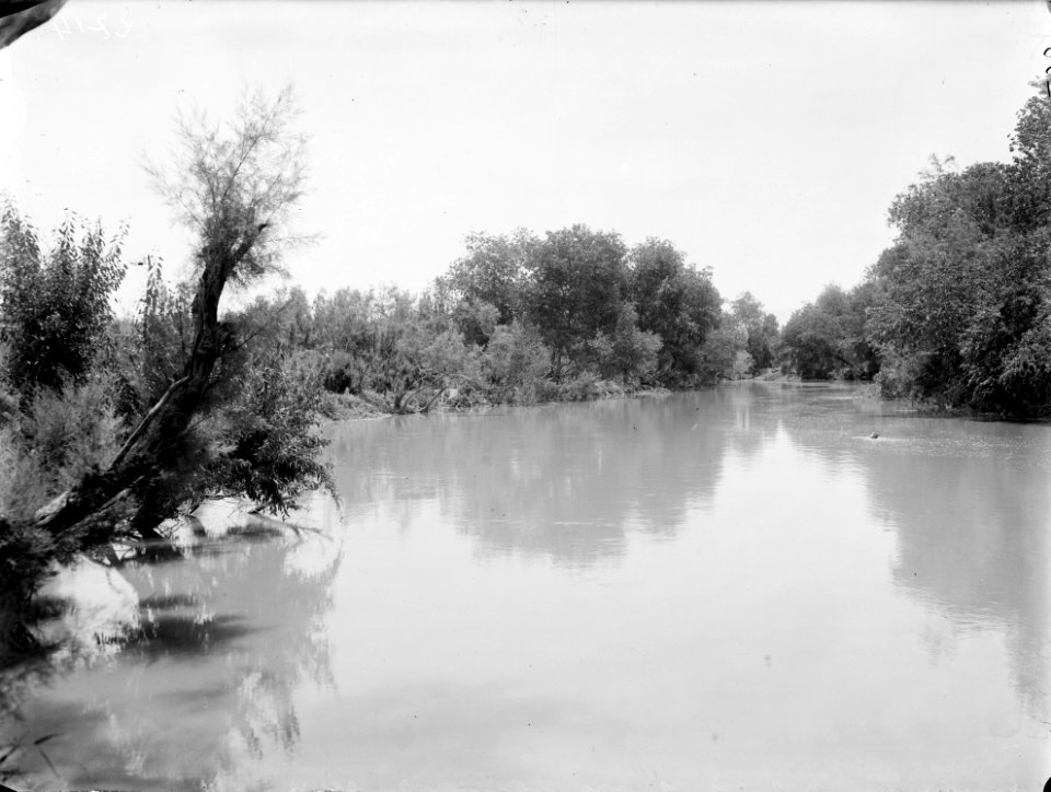 De rivier de Jordaan nabij Jericho Dit is de plaats weaar de pelgrims hun ritue, Bestanddeelnr 254-6134