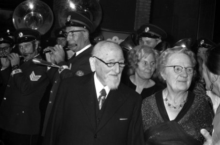 De Politiekapel verwelkomt het echtpaar Schilt, Bestanddeelnr 926-9396