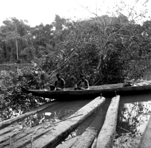 De roeiers Cayenne (links) en Valisie in een korjaal op de Surinamerivier, Bestanddeelnr 252-5938