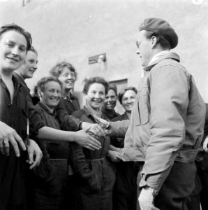 De prins schudt handen in Kamp Westerbork, Bestanddeelnr 900-2553