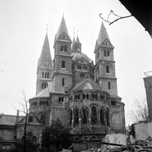 De romaanse Munsterkerk in Roermond, die bij de oorlogshandelingen licht werd be, Bestanddeelnr 900-2312