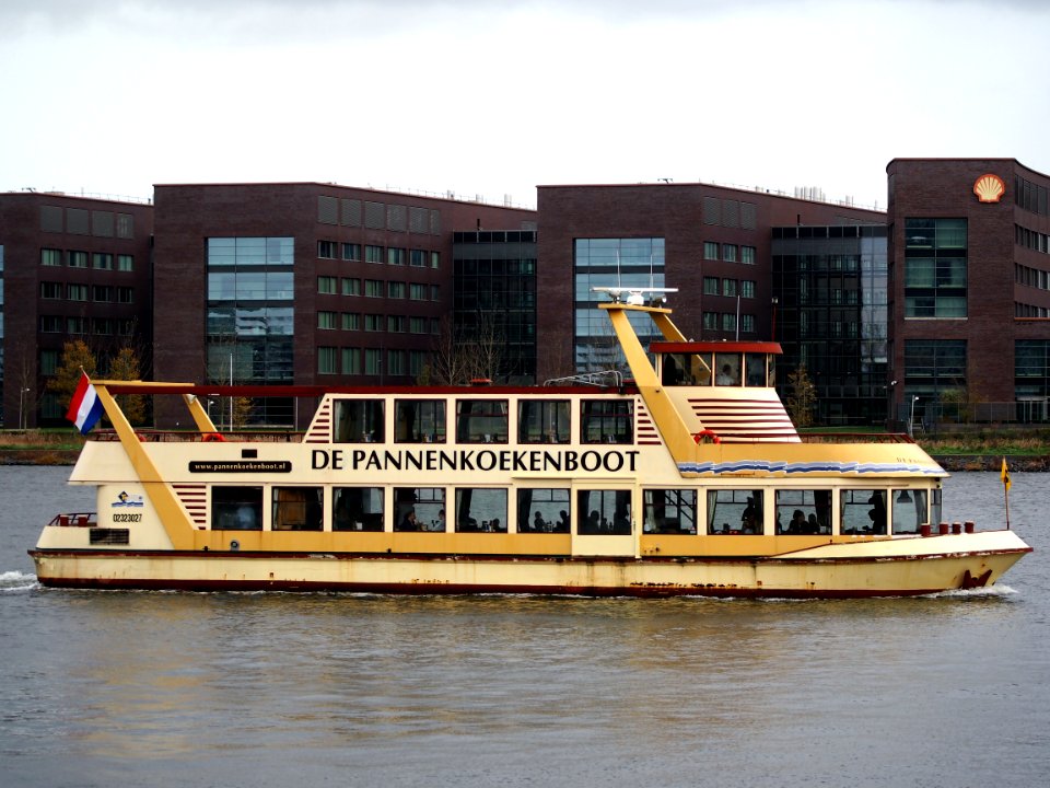 De Pannenkoekenboot ENI 02323027 op het IJ pic2