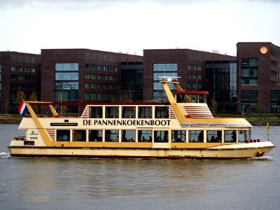 De Pannenkoekenboot ENI 02323027 op het IJ pic2