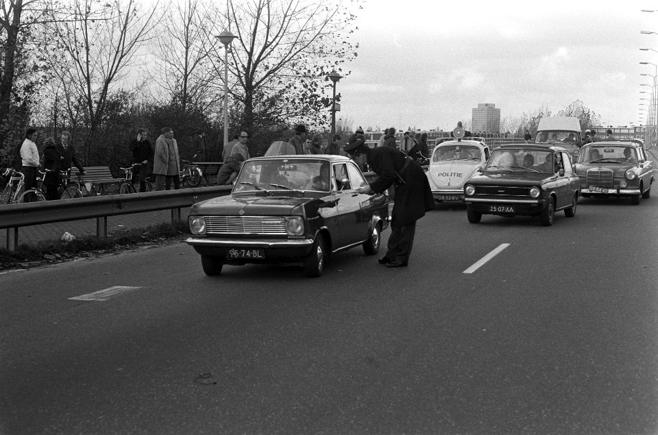 De politie controleert autos, Bestanddeelnr 926-8199