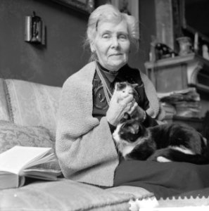 De romanschrijfster Ina Boudier Bakker 85 jaar gefotografeerd in haar woning te , Bestanddeelnr 911-1661