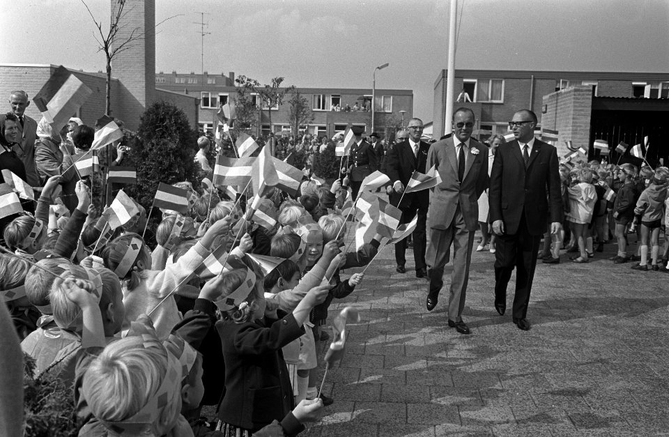 De Prins wordt bij zijn aankomst verwelkomd, Bestanddeelnr 921-6477