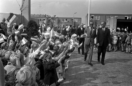 De Prins wordt bij zijn aankomst verwelkomd, Bestanddeelnr 921-6477