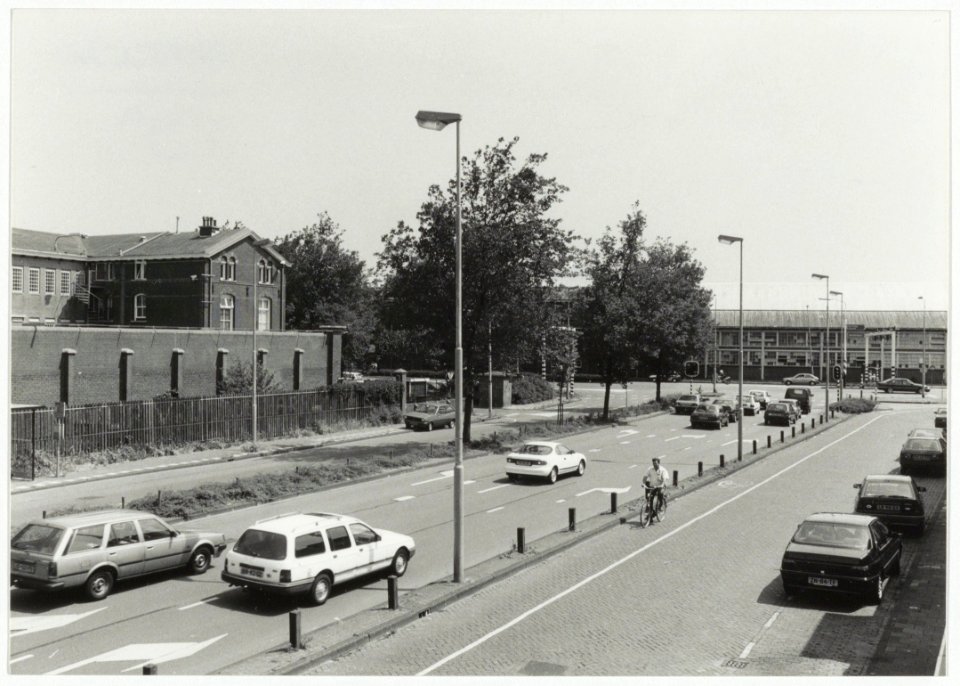 De Papentorenvest met links een deel van het Huis van Bewaring, ziende naar de Ged. Oostersingelgracht. NL-HlmNHA 54034064
