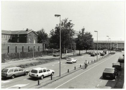 De Papentorenvest met links een deel van het Huis van Bewaring, ziende naar de Ged. Oostersingelgracht. NL-HlmNHA 54034064