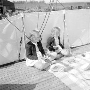 De prinsessen Beatrix en Irene lunchen aan dek, Bestanddeelnr 255-7578