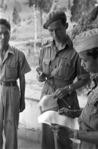 De plaatselijke commandant, kapitein J. Leenheers van het regiment Stoottroepen , Bestanddeelnr 494-1-5