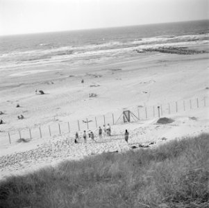 De prinsessen op het strand in de omgeving van het paleis, Bestanddeelnr 255-7513