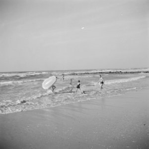 De prinsessen op het strand in de omgeving van het paleis, Bestanddeelnr 255-7512