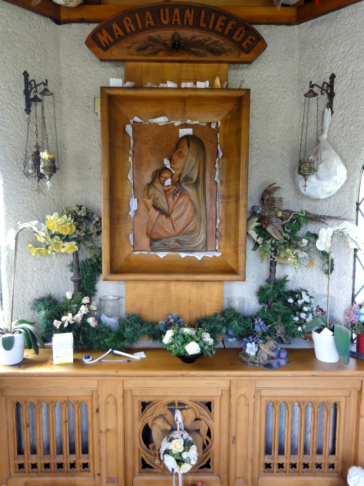 De Rips (Gemert-Bakel) kapel Maria van Liefde, madonna met kind, reliëf