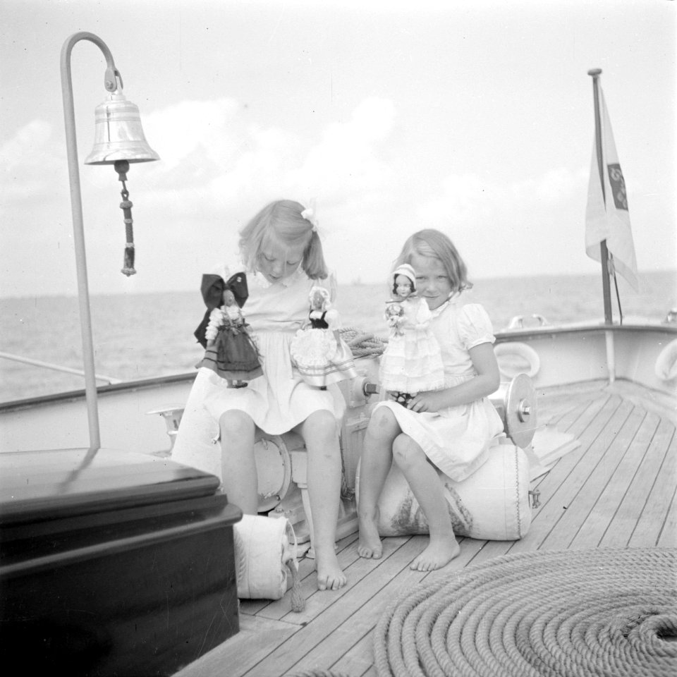 De prinsessen Beatrix en Irene met poppen in Franse klederdracht aan dek, Bestanddeelnr 255-7592