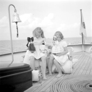 De prinsessen Beatrix en Irene met poppen in Franse klederdracht aan dek, Bestanddeelnr 255-7592