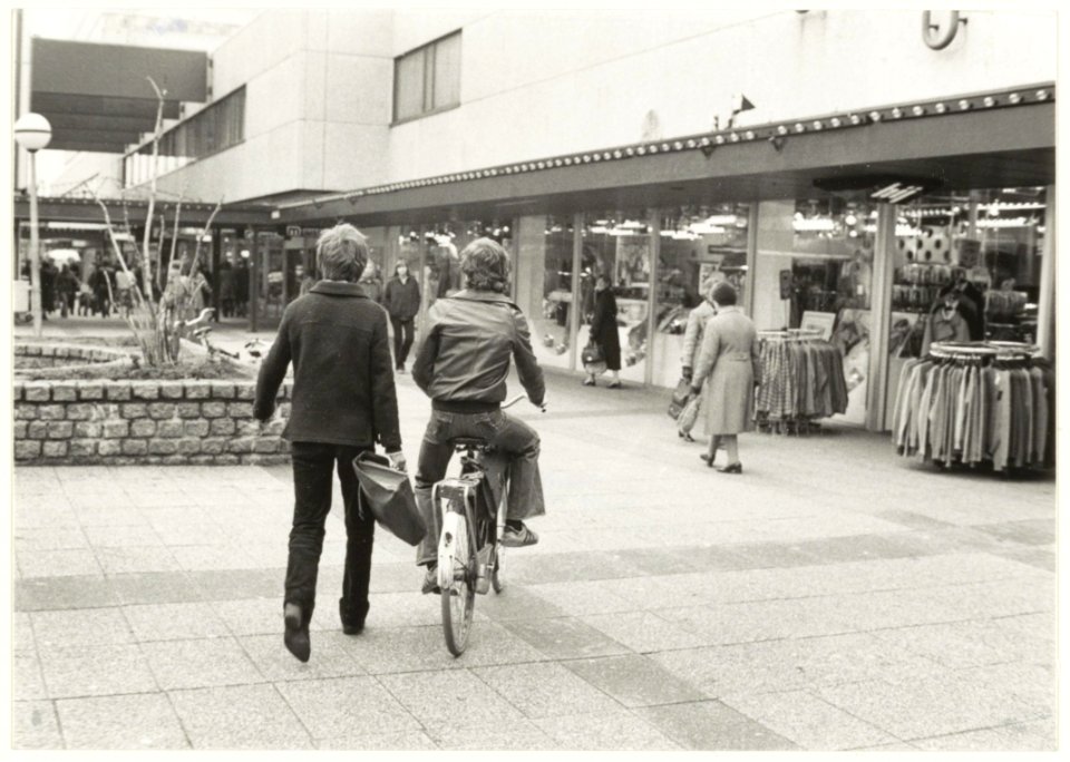De Rivièradreef in het winkelcentrum Schalkwijk, ziende naar het noorden. NL-HlmNHA 54010132