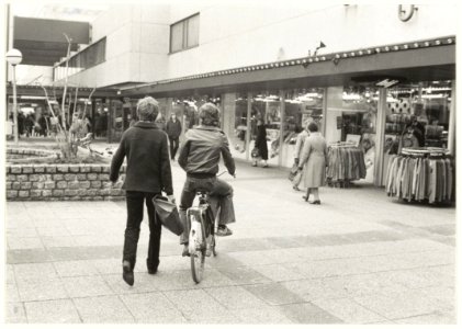 De Rivièradreef in het winkelcentrum Schalkwijk, ziende naar het noorden. NL-HlmNHA 54010132