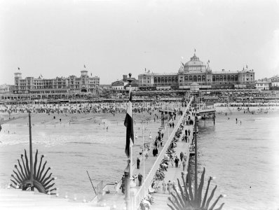 De Pier in Scheveningen met op de achtergrond het Kurhaus, Bestanddeelnr 189-0754
