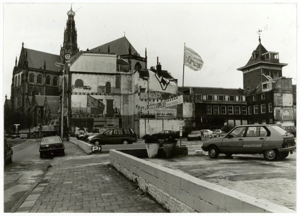 De parkeerplaats op het Appelaar terrein, ontstaan na de sloop van het Enschedé complex, ziende naar de Grote Kerk. NL-HlmNHA 54035321
