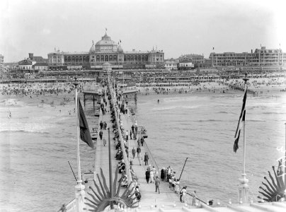 De Pier in Scheveningen met op de achtergrond het Kurhaus, Bestanddeelnr 189-0755