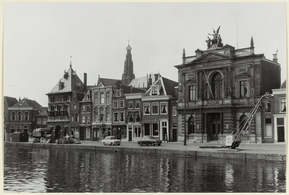 De panden Spaarne 18-28, van de Waag tm het Teylers museum. NL-HlmNHA 54004656