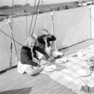 De prinsessen Beatrix en Irene lunchen aan dek, Bestanddeelnr 255-7596