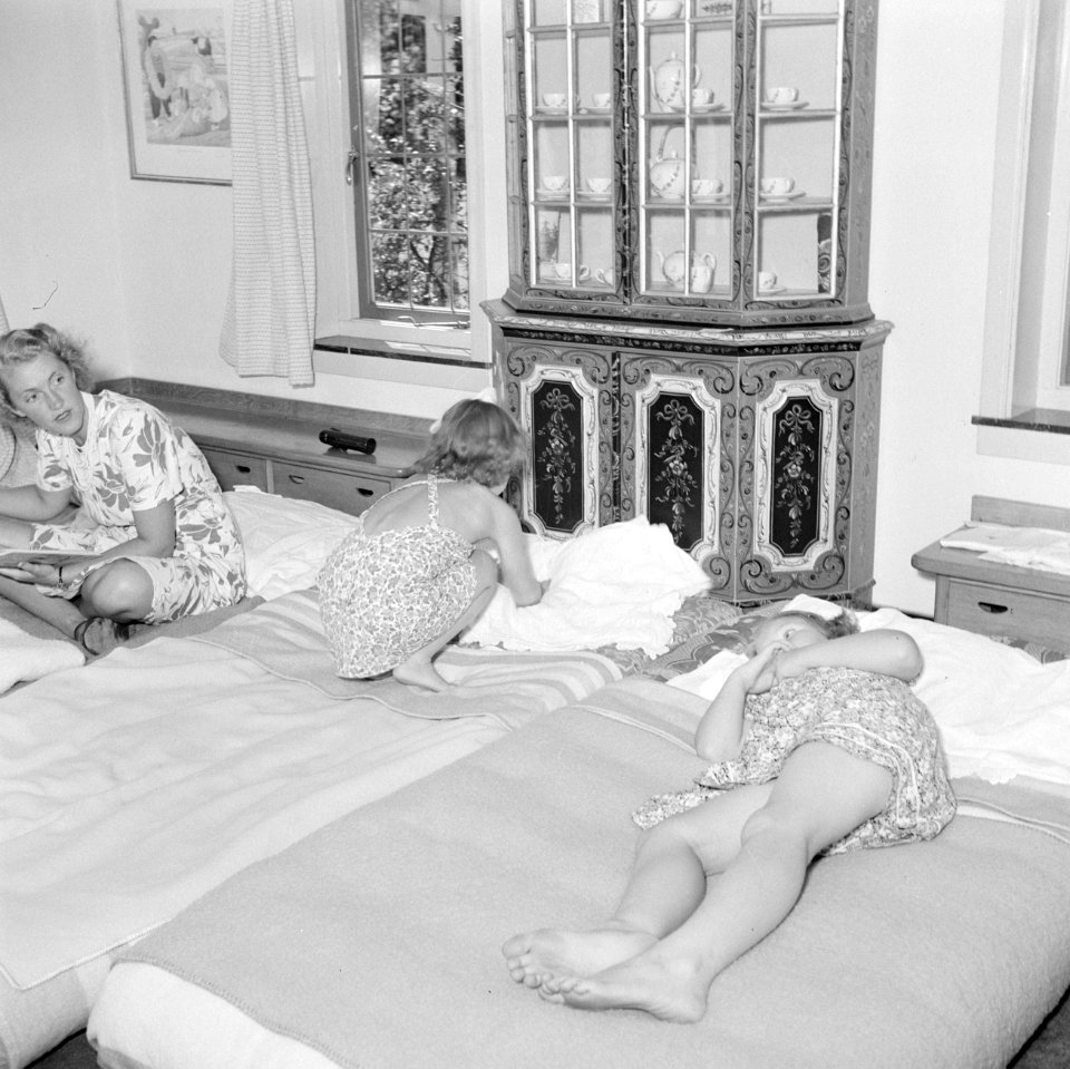 De prinsessen Beatrix en Irene worden voorgelezen door hun kinderjuffrouw op bed, Bestanddeelnr 255-7919