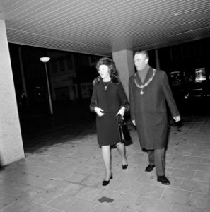 De prinses, vergezeld door de burgemeester, Bestanddeelnr 926-8875