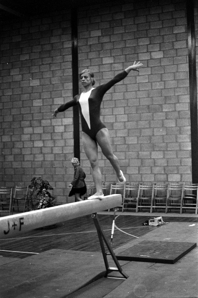 De Roemeense Elena Ceampelea in actie op de evenwichtsbalk, Bestanddeelnr 925-6592