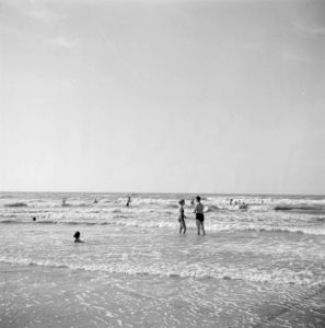 De prinsessen op het strand in de omgeving van het paleis, Bestanddeelnr 255-7510