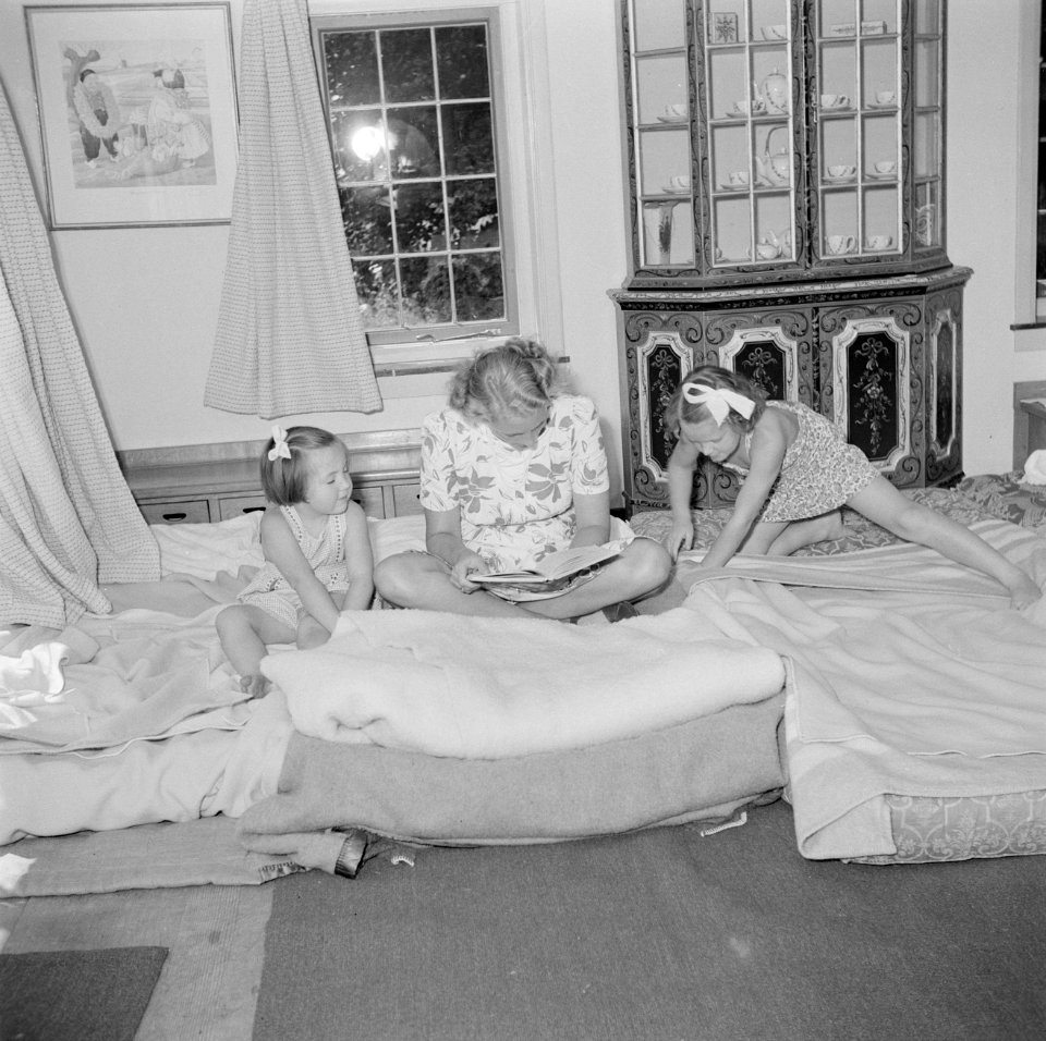 De prinsessen Irene en Margriet worden voorgelezen door hun kinderjuffrouw op be, Bestanddeelnr 255-7890