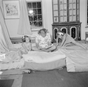 De prinsessen Irene en Margriet worden voorgelezen door hun kinderjuffrouw op be, Bestanddeelnr 255-7890