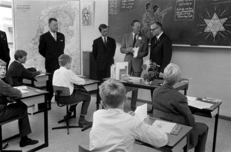 De Prins is op bezoek in een klas, Bestanddeelnr 921-6476