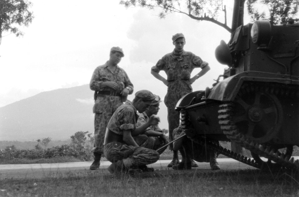 De rupsband van een bren-carrier wordt nagekeken, Bestanddeelnr 5539