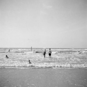 De prinsessen op het strand in de omgeving van het paleis, Bestanddeelnr 255-7511