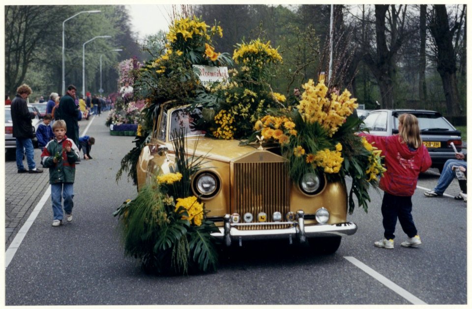 De Rolls Royce Silver Cloud II LWB, ooit eigendom van de actrice Zsa Zsa Gábor , was een opvallende verschijning in het vijftigste bloemencorso. NL-HlmNHA 54036977