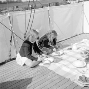 De prinsessen Beatrix en Irene lunchen aan dek, Bestanddeelnr 255-7590