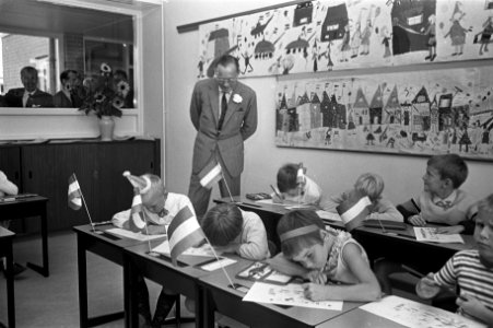 De Prins kijkt toe bij kinderen die tekeningen maken, Bestanddeelnr 921-6474