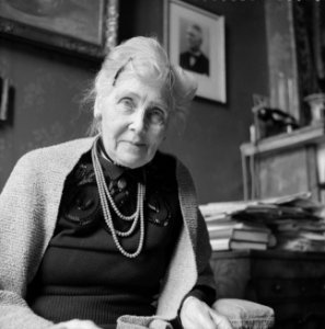 De romanschrijfster Ina Boudier Bakker 85 jaar gefotografeerd in haar woning te , Bestanddeelnr 911-1662