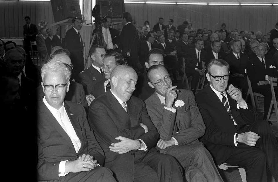 De prins met zijn gastheren na zijn ontvangst bij Hoechst Vlissingen, Bestanddeelnr 921-6747