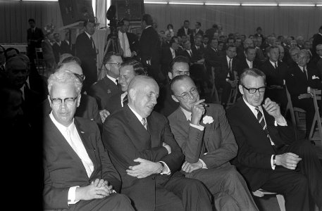 De prins met zijn gastheren na zijn ontvangst bij Hoechst Vlissingen, Bestanddeelnr 921-6747